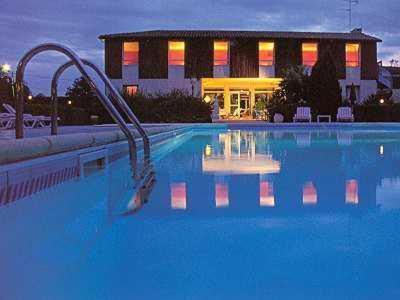 Logis Hotels - Le Pont Bernet - Hotel 2 Etoiles Et Restaurant Le Pian-Medoc Exterior photo