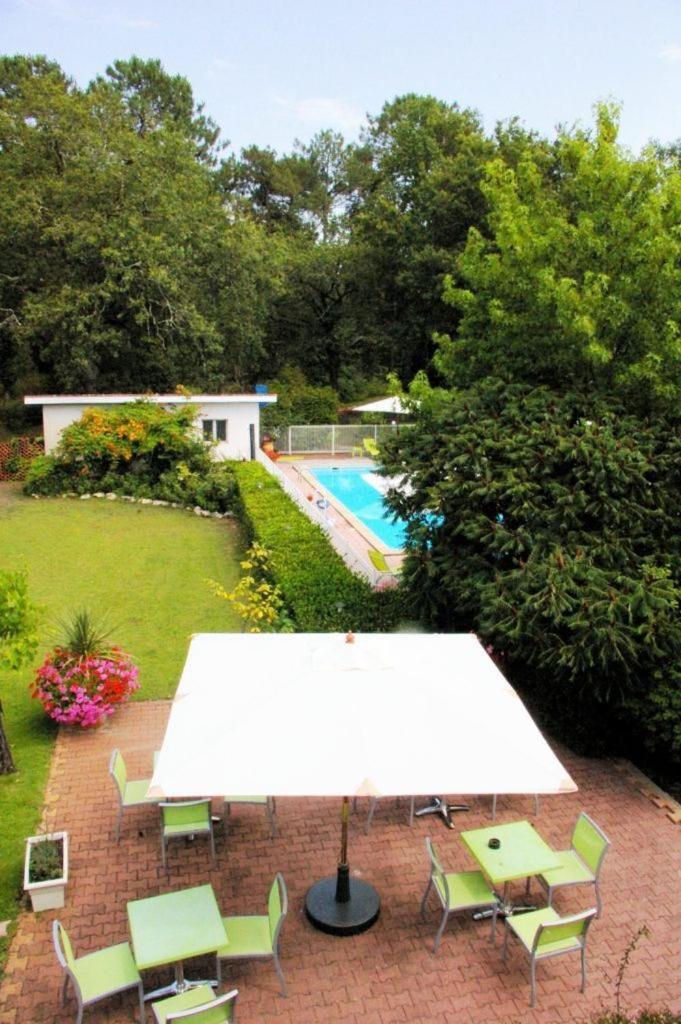 Logis Hotels - Le Pont Bernet - Hotel 2 Etoiles Et Restaurant Le Pian-Medoc Exterior photo