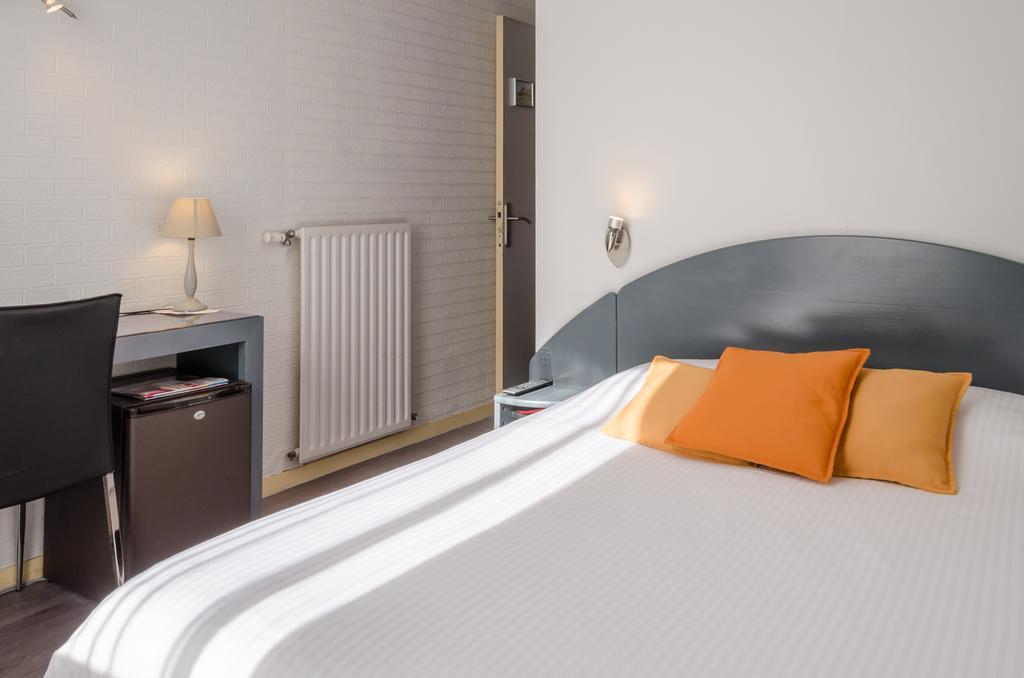 Logis Hotels - Le Pont Bernet - Hotel 2 Etoiles Et Restaurant Le Pian-Medoc Room photo